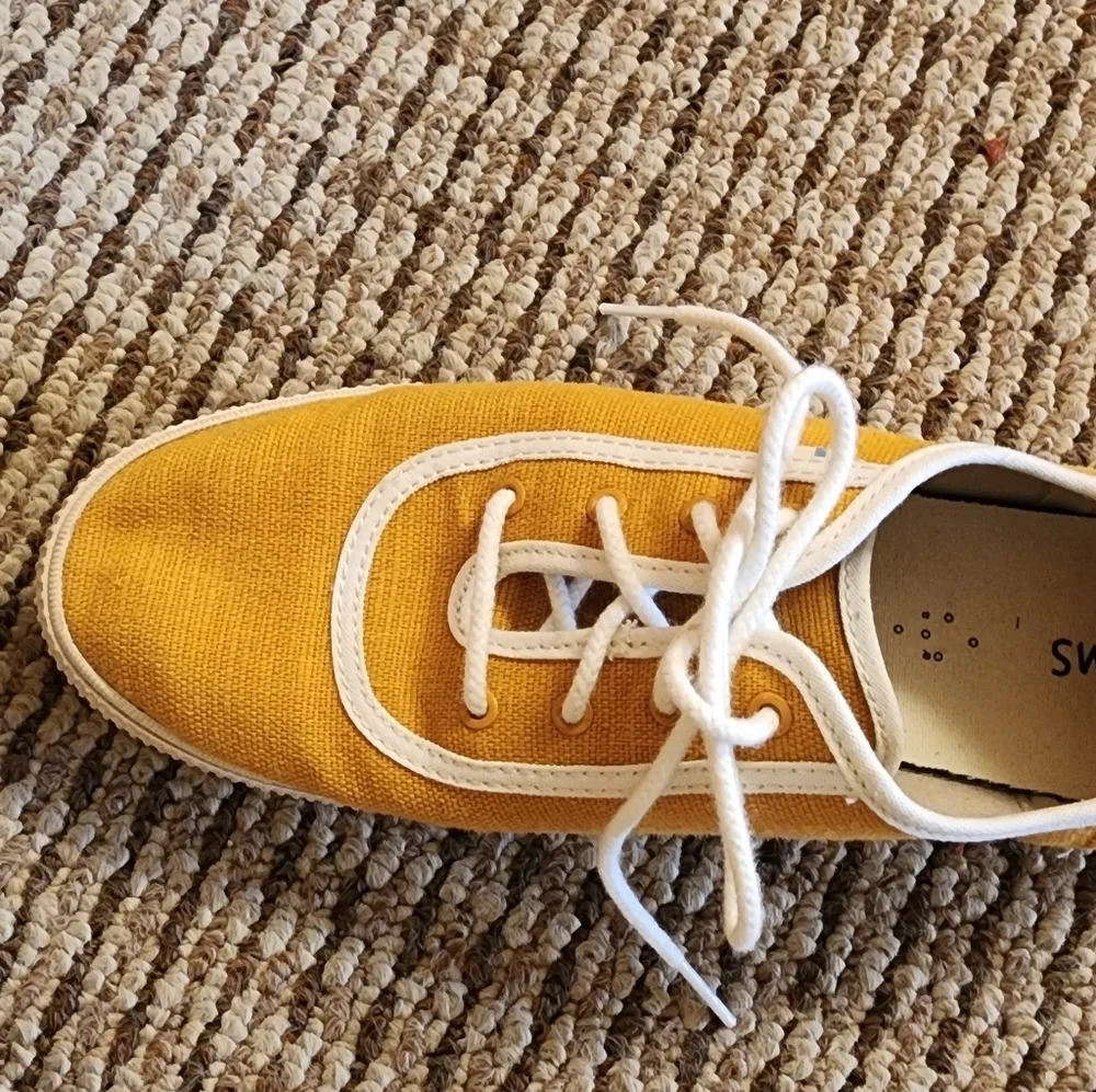 Tom's Lace-up Yellow Sunflower Sneaker Shoes  for Women Size 8